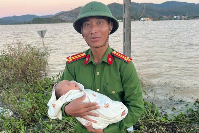 Xúc động hình ảnh Công an xã “giải cứu” mẹ con sơ sinh thoát khỏi vùng lũ cô lập
