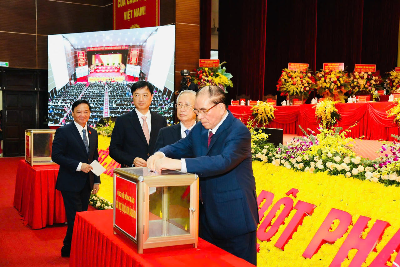 Nguyên Tổng Bí thư Nông Đức Mạnh ủng hộ Nhân dân bị ảnh hưởng cơn bão số 10.