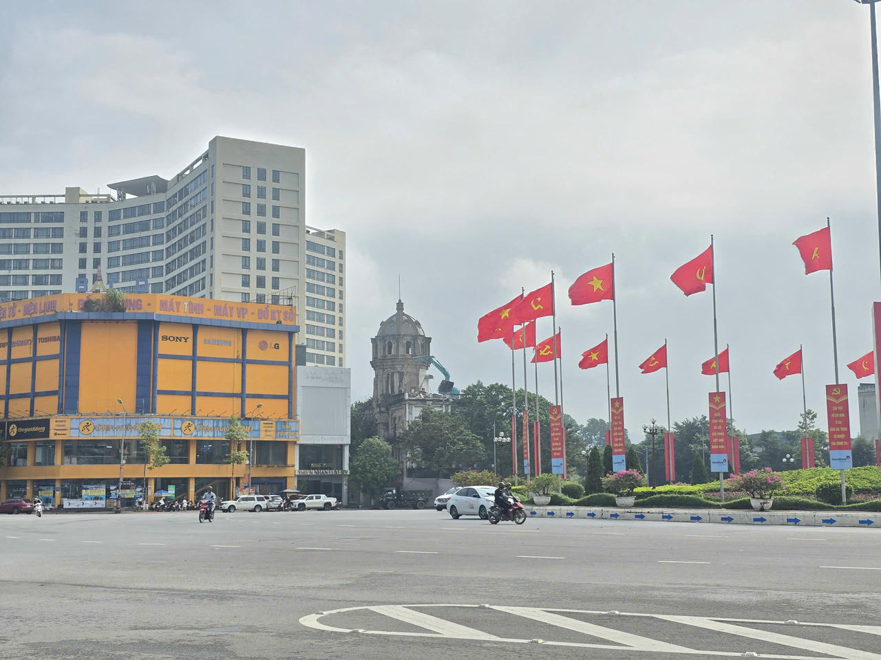 Công trình bỏ hoang giữa ngã sáu đông đúc được xem là một “điểm trừ” cho cảnh quan đô thị Lào Cai nhiều năm qua.