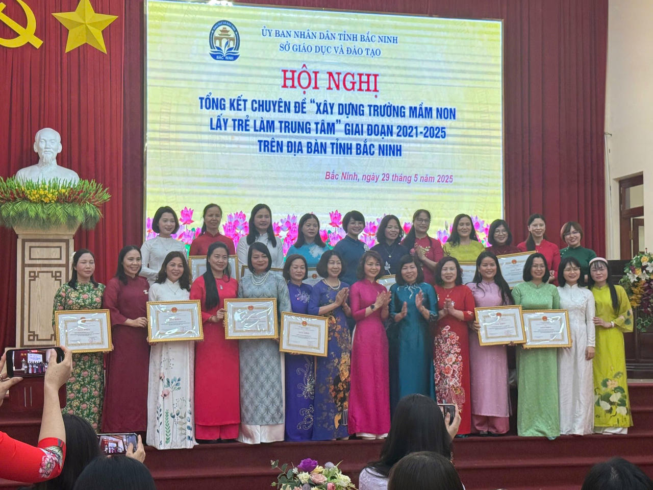 Trường Mầm non Tri Phương nhận giấy khen của Giám đốc Sở GD&ĐT tỉnh Bắc Ninh tại buổi Tổng kết chuyên đề "Xây dựng trường mầm non lấy trẻ làm trung tâm" giai đoạn 2021 - 2025.