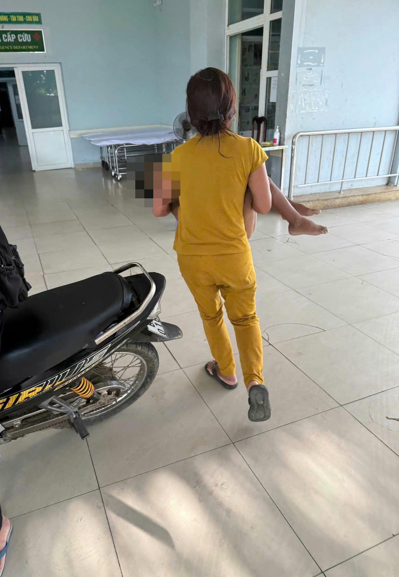 Người thân bế cháu bé đuối nước vào bệnh viện cấp cứu, nhưng nạn nhân đã tử vong trước đó.