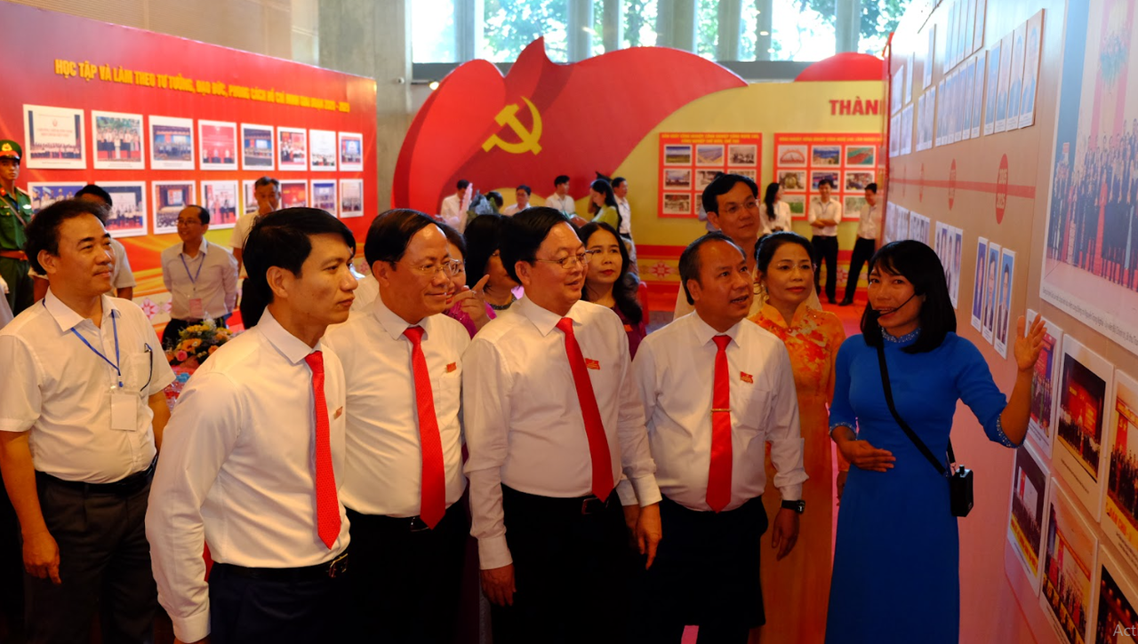 Các đại biểu tham quan khu triển lãm.