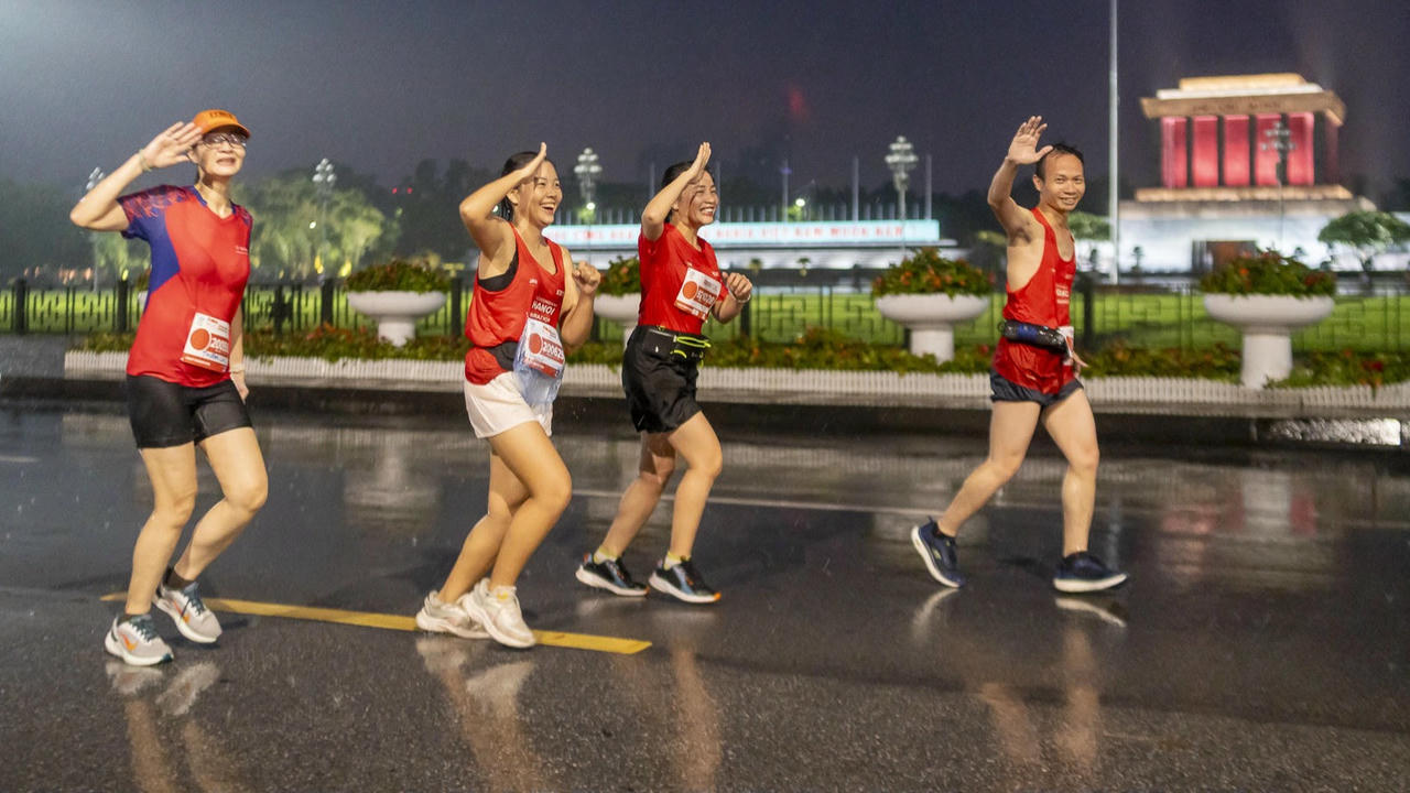 Hơn 13.000 vận động viên cùng "Bước chạy vì một Việt Nam vượt trội"