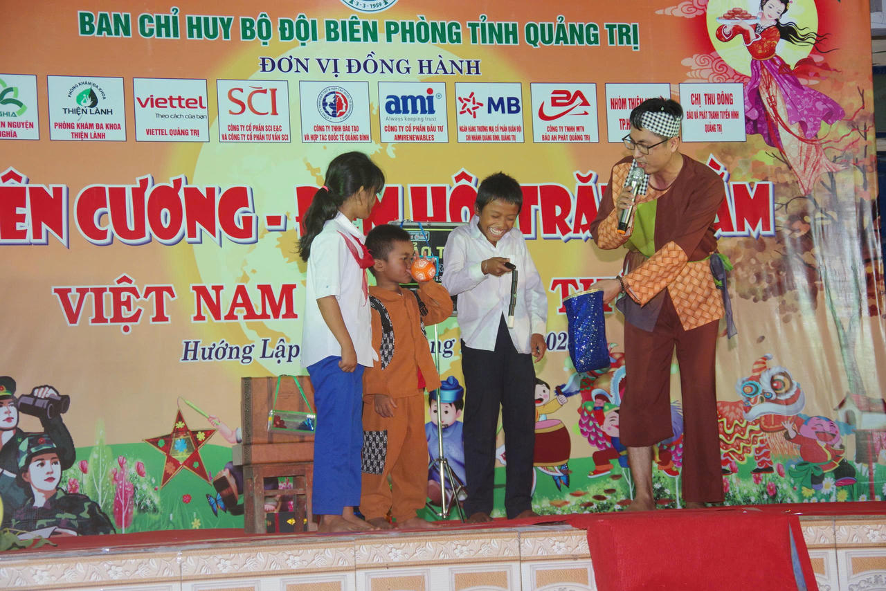 Các em thiếu nhi hào hứng tham
gia trò chơi cùng chú Cuội trong chương trình “Biên cương - Đêm hội trăng rằm”
tại xã Hướng Lập.