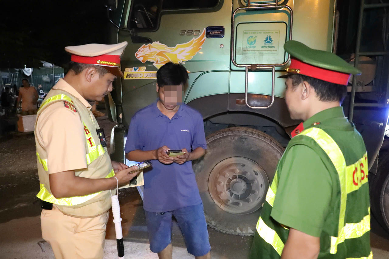 Nhiều lý do được cánh tài xế đưa ra,
tuy nhiên lực lượng chức năng kiên quyết xử lý nghiêm theo quy định. (Ảnh: CATPHN)