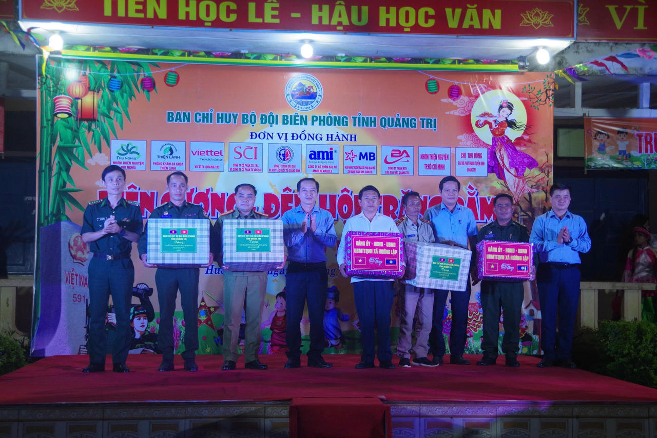 Đại diện BĐBP Quảng Trị và các
đơn vị đồng hành trao quà tặng trong chương trình “Biên cương - Đêm hội trăng rằm”.