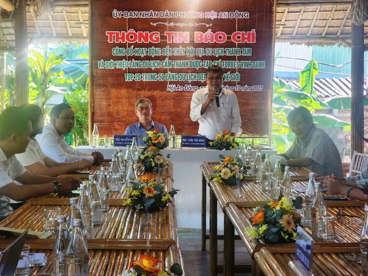 Chủ tịch UBND phường Hội An Đông Trần Tấn Dũng chia sẻ tại buổi gặp gỡ. 