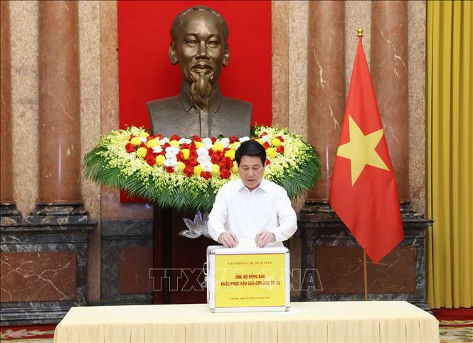 Chủ tịch nước Lương Cường quyên góp hỗ trợ đồng bào khắc phục hậu quả cơn bão số 10. Ảnh: Lâm Khánh/TTXVN