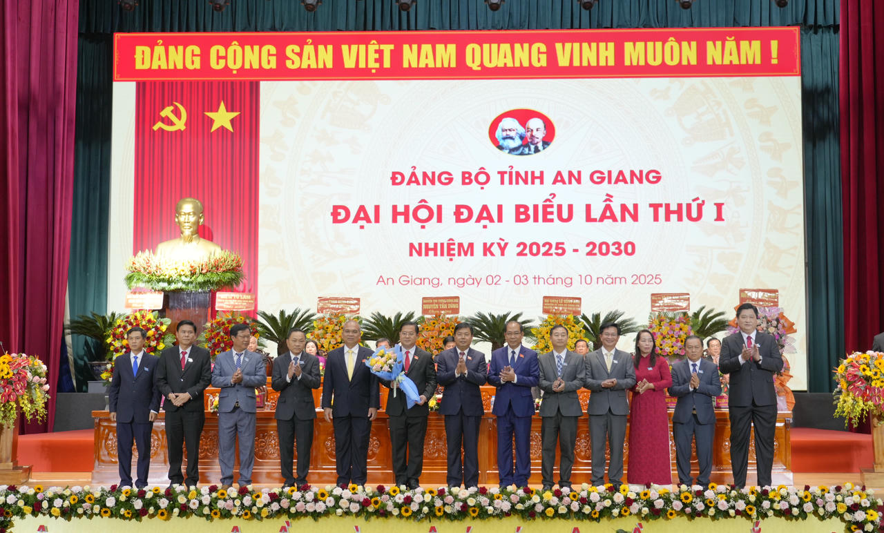 Ủy viên Ban Chấp hành Trung ương Đảng, Bí thư Tỉnh
ủy An Giang Nguyễn Tiến Hải trao quyết định và tặng hoa chúc mừng Ủy ban Kiểm
tra Tỉnh ủy An Giang nhiệm kỳ 2025 - 2030.