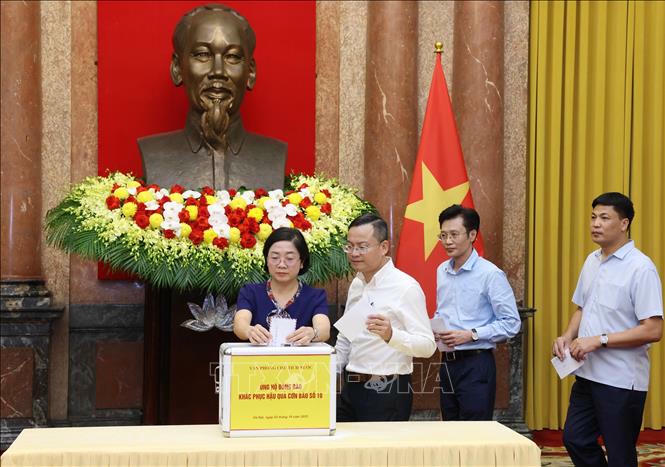 Cán bộ, nhân viên Văn phòng Chủ tịch nước quyên góp, ủng hộ đồng bào khắc phục hậu quả cơn bão số 10. Ảnh: Lâm Khánh/TTXVN