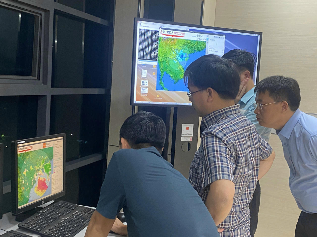 Dự báo viên Cục Khí tượng Thủy văn nghiên cứu thực hiện tổ hợp các sản phẩm quan trắc rada thời tiết phục vụ dự báo cảnh báo sớm các cơn bão.