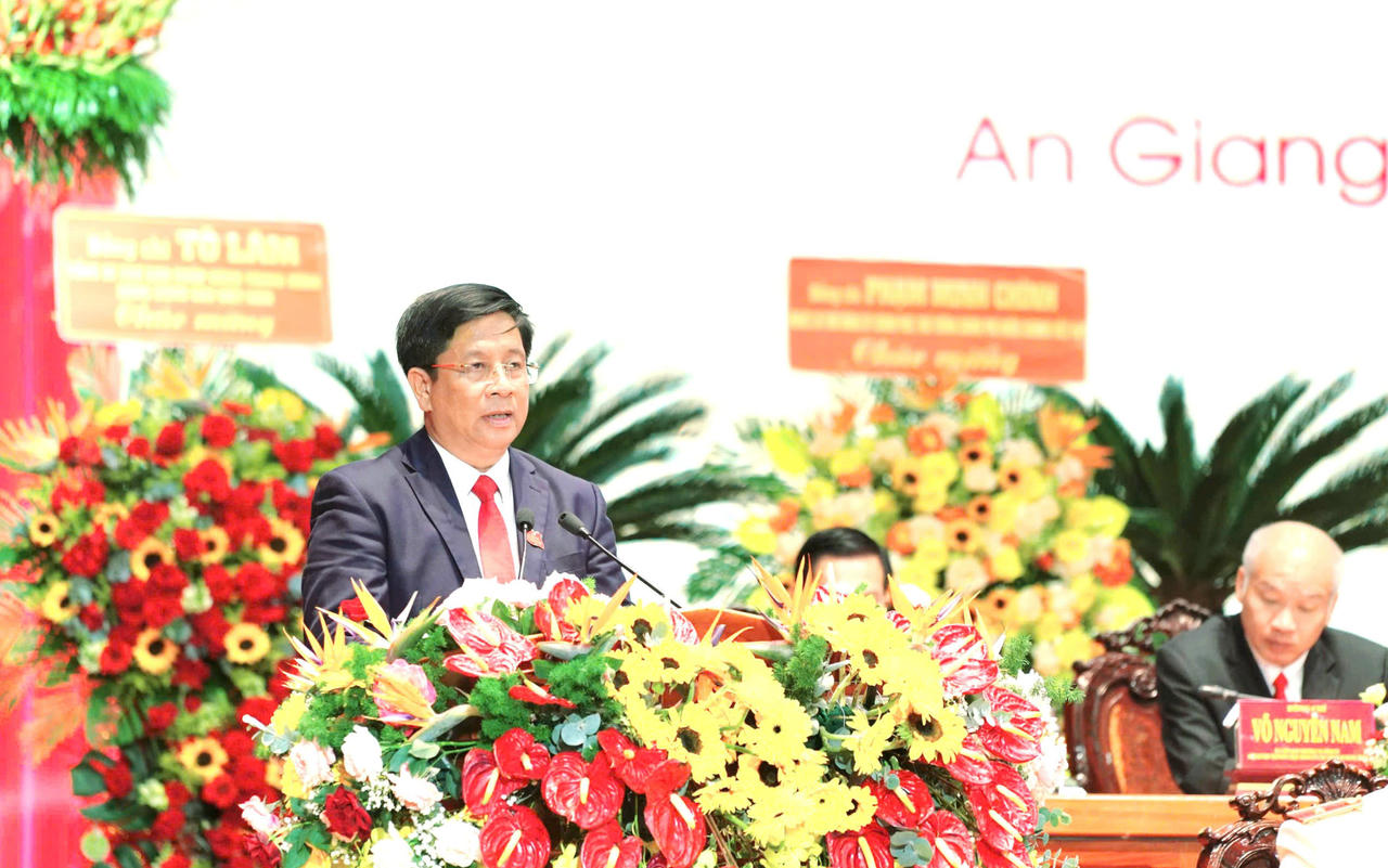 Ủy viên dự khuyết Ban Chấp hành Trung ương Đảng, Phó Bí thư Tỉnh ủy, Chủ tịch UBND tỉnh An Giang Hồ Văn Mừng trình bày báo cáo chính trị tại Đại hội.