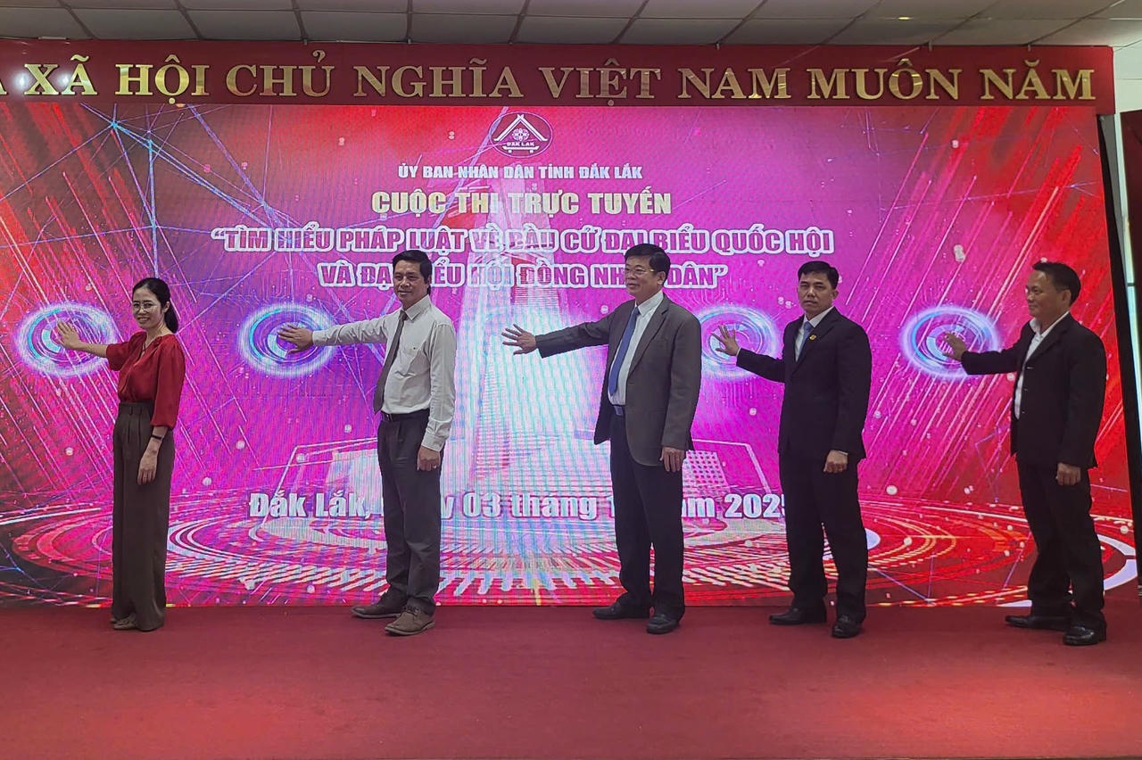 Ban Tổ chức ấn nút khởi động Cuộc thi.