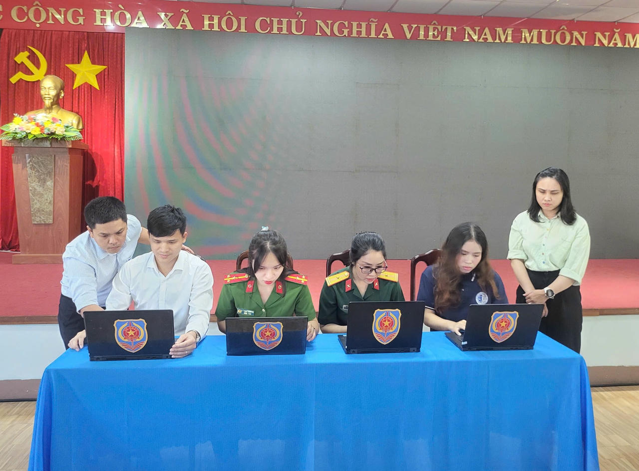 Các thành viên hỗ trợ Cuộc thi.