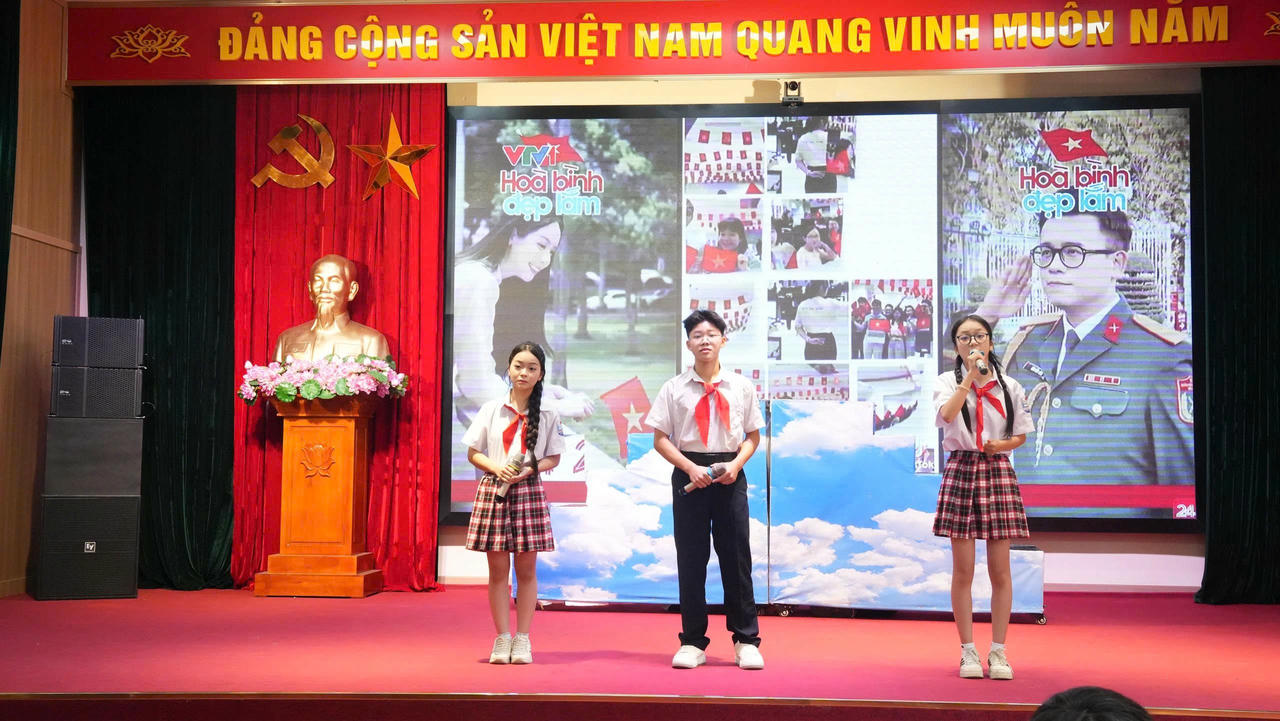 Học sinh trường THCS Dương Liễu giới thiệu sách “Sống mãi với Thủ đô”.