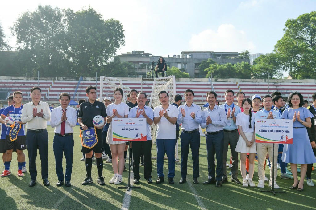 Lãnh đạo và đại biểu chúc mừng các đội trước khi thi đấu