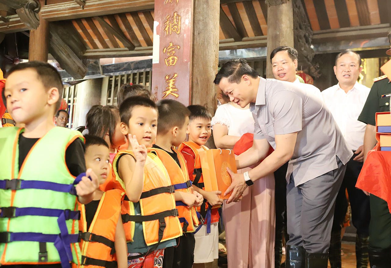 Chủ tịch UBND tỉnh Bắc Ninh Vương Quốc Tuấn tặng quà cho các cháu nhỏ.