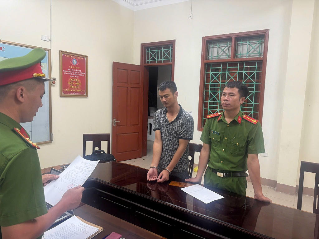 Tạm giữ người đàn ông bắt tài xế xe buýt quỳ giữa đường, 'tác động vật lý' 