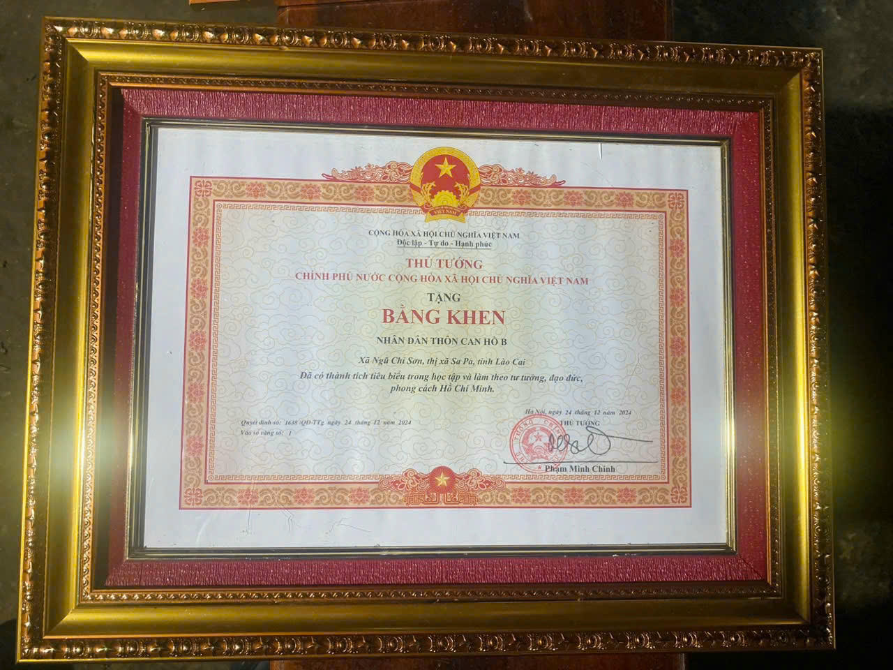 Bằng Khen của Thủ tướng Chính phủ tặng Nhân dân thôn Can Hồ B, xã Ngũ Chỉ Sơn năm 2024 về thành tích tiêu biểu trong học tập và làm theo tư tưởng, đạo đức, phong cách Hồ Chí Minh.