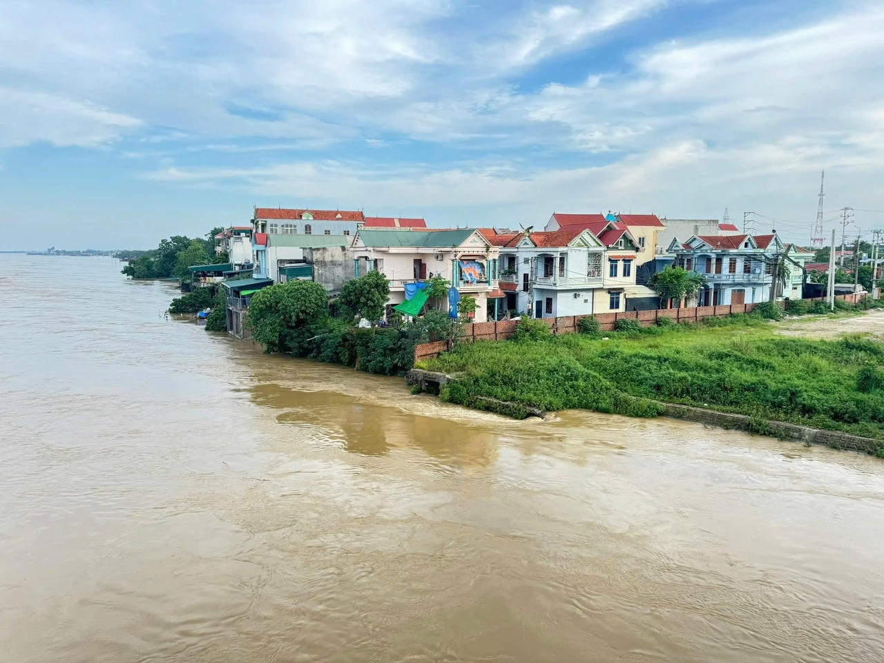 Cấm tàu thuyền lưu thông trên sông Lô do mưa lũ dâng cao