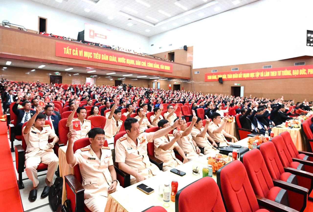 Các đại biểu biểu quyết thông qua các Nghị quyết tại Đại hội.