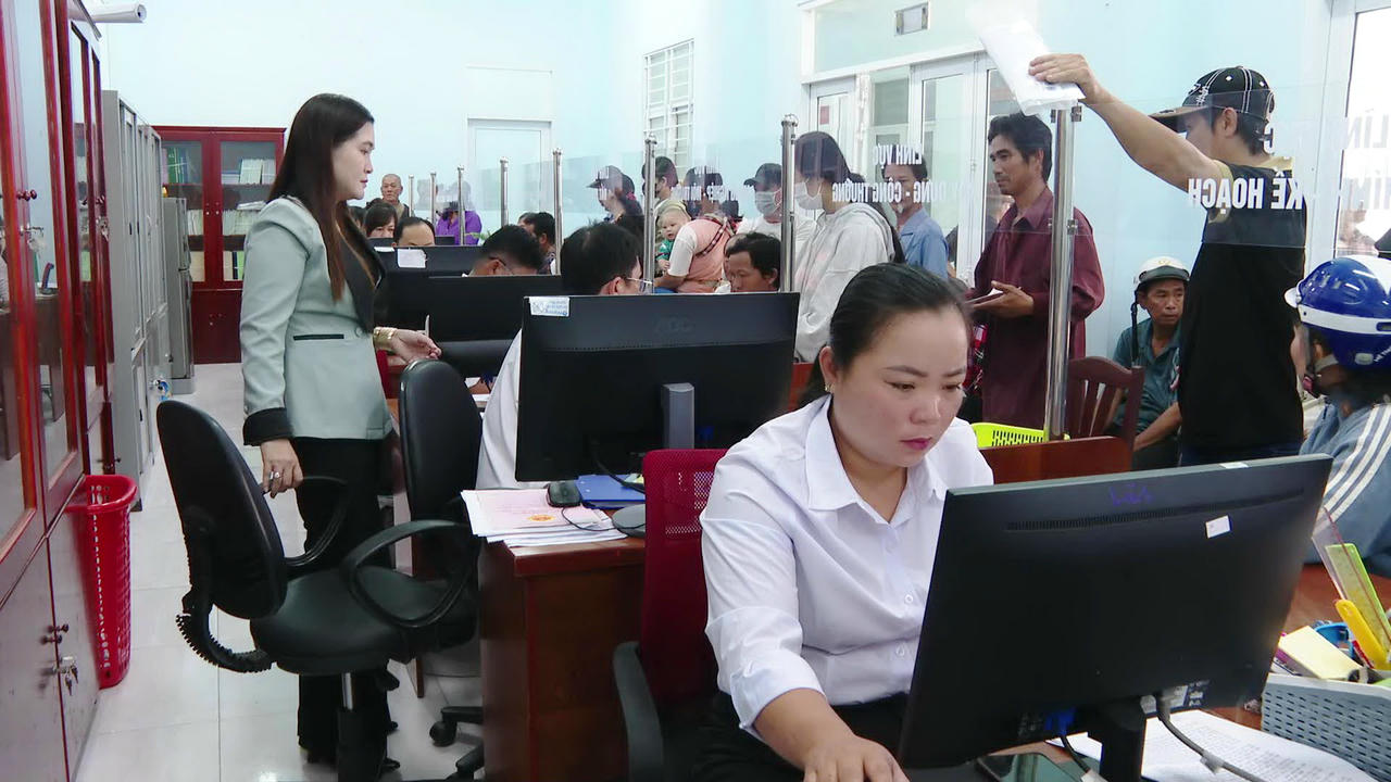 Người dân đến Trung tâm Phục vụ hành chính công xã Vĩnh Mỹ để giải quyết thủ tục hành chính.