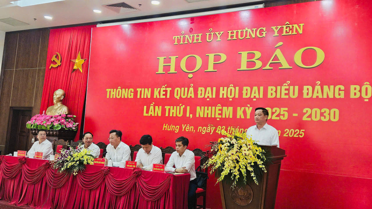 Chủ tịch UBND tỉnh Hưng Yên Nguyễn Khắc Thận trao đổi thông tin về kết quả Đại hội tới báo chí. 