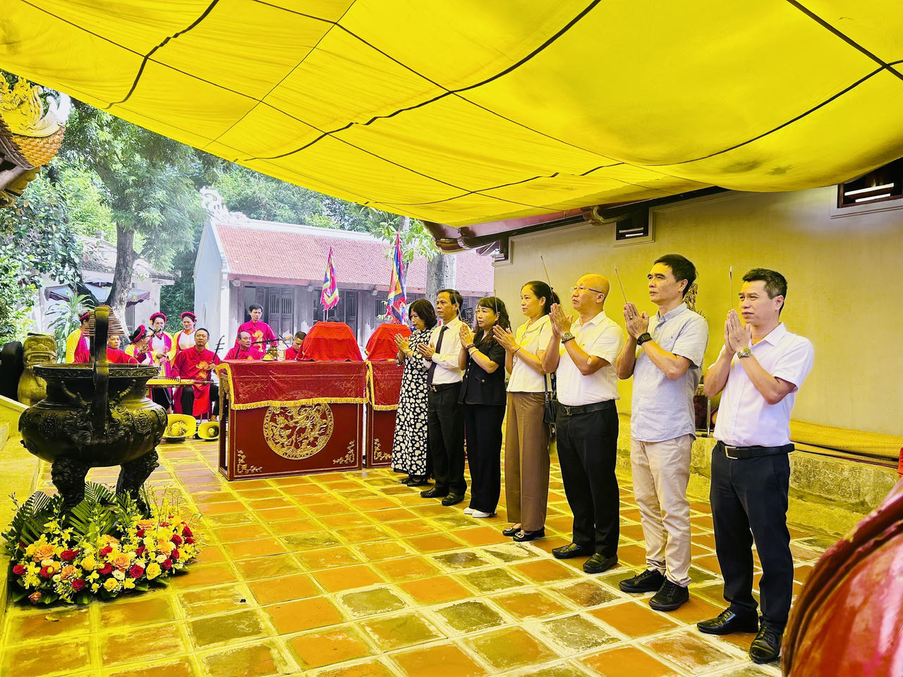 Lãnh đạo phường Giảng Võ dâng hương tưởng nhớ Thánh Mẫu Hạo Nương (ảnh Thùy Dương)