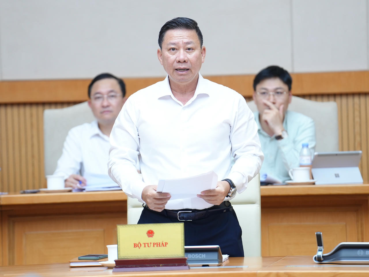 Thứ trưởng Bộ Tư pháp Nguyễn Thanh Ngọc báo cáo kết quả hoạt động của Hội đồng trong 9 tháng đầu năm 2025.