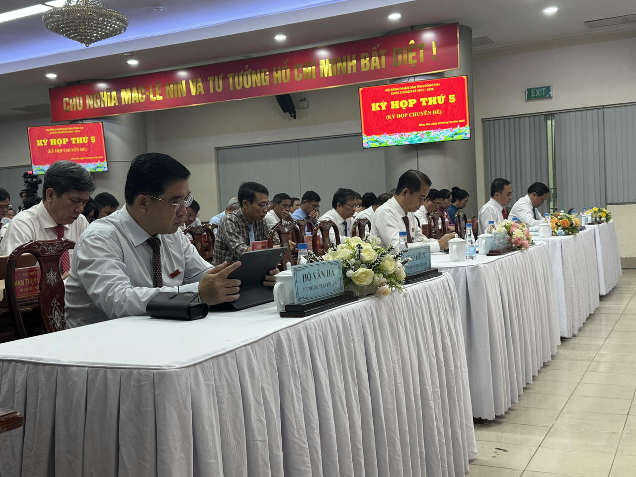 Các đại biểu tham dự kỳ họp