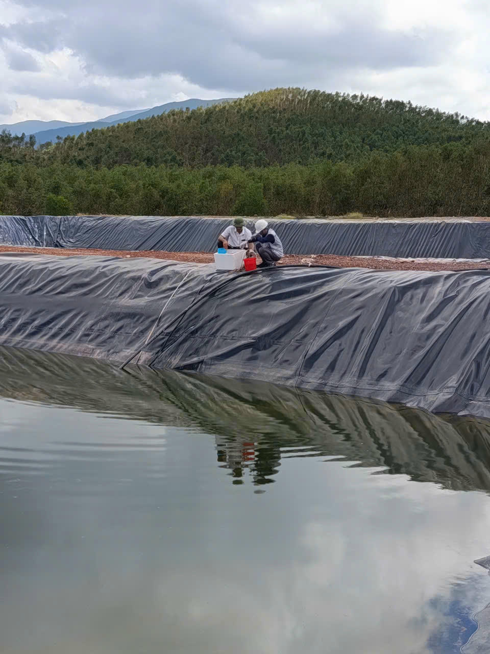 Đoàn kiểm tra của Sở Nông nghiệp và Môi trường tỉnh Quảng Trị lấy mẫu nước đi kiểm định sáng nay 3/10.