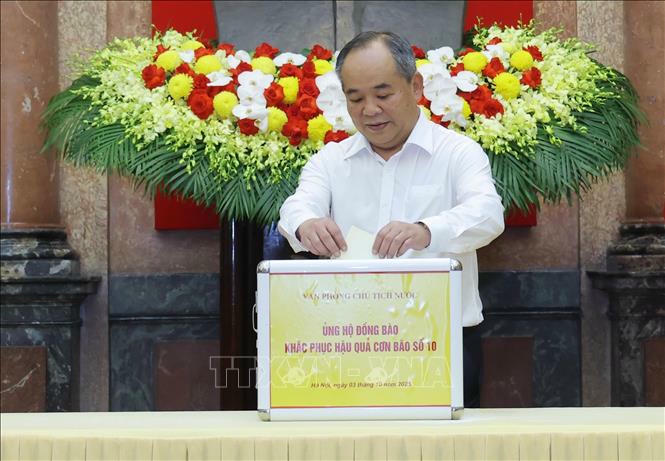 Chủ nhiệm Văn phòng Chủ tịch nước Lễ Khánh Hải quyên góp, ủng hộ đồng bào khắc phục hậu quả cơn bão số 10. Ảnh: Lâm Khánh/TTXVN