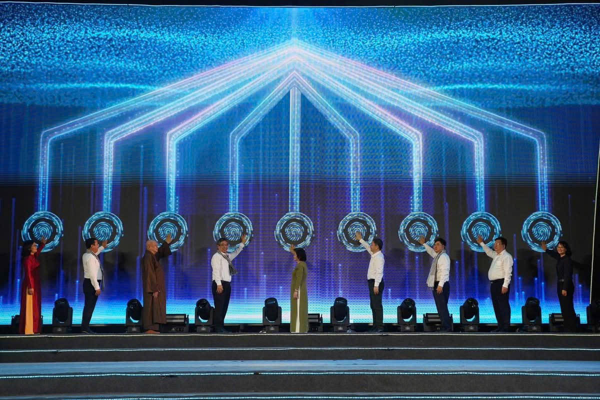 Các đại biểu ấn nút khai mạc chương trình