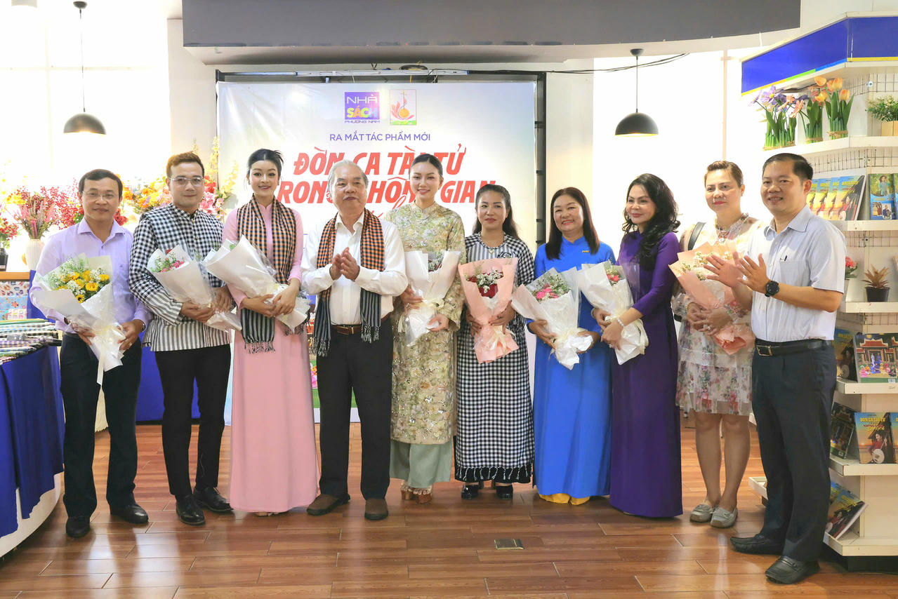 Nhà nghiên cứu Nhâm Hùng tặng hoa tri ân những tập thể, cá nhân đã nhiệt tình hỗ trợ