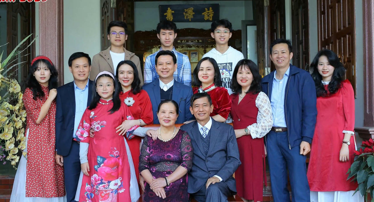 Đại gia đình ông Vương Đình Long và bà Trần Thị Liên. (Ảnh: Hiền Mai)