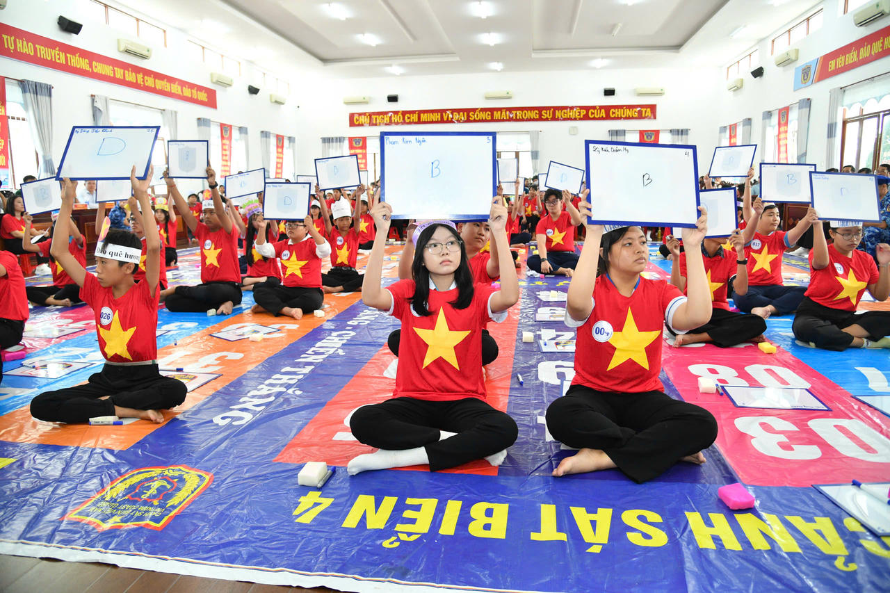 Bộ Tư lệnh Vùng Cảnh sát biển 4 tổ chức chương trình “Cảnh sát biển đồng hành với ngư dân” và cuộc thi “Em yêu biển, đảo quê hương”