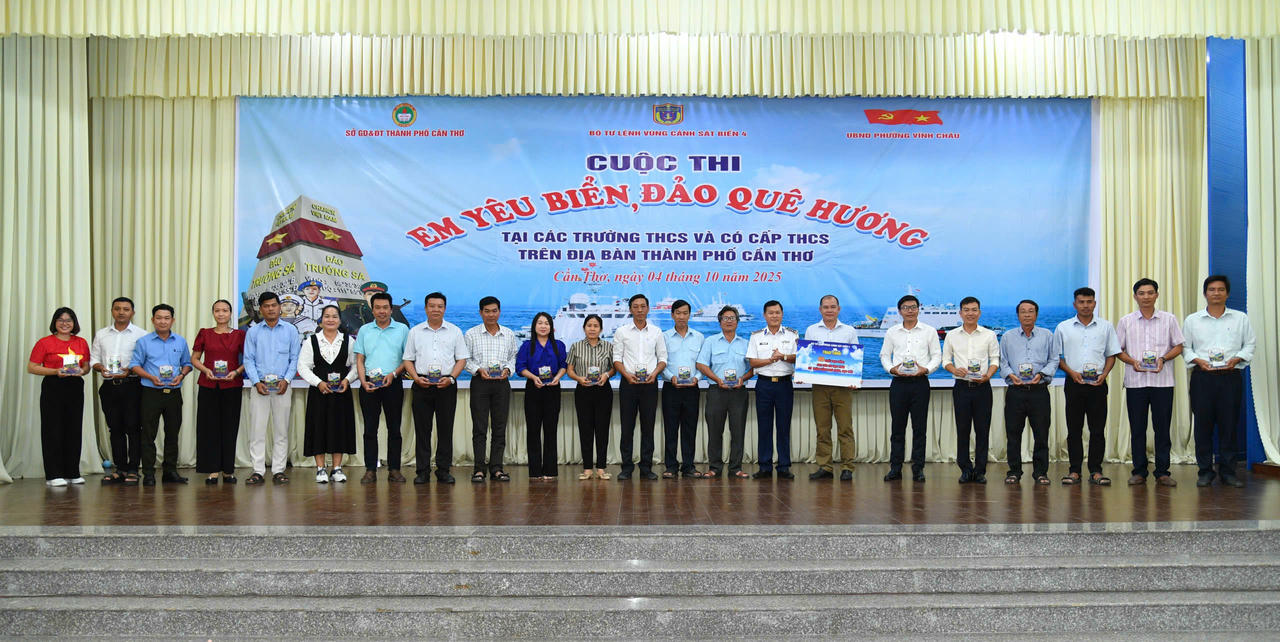Các đại
biểu đại diện các em học sinh có hoàn cảnh khó khăn nhận hỗ trợ 80 suất học bổng
(mỗi suất 1.000.000 đồng). Ảnh: Đức Thái