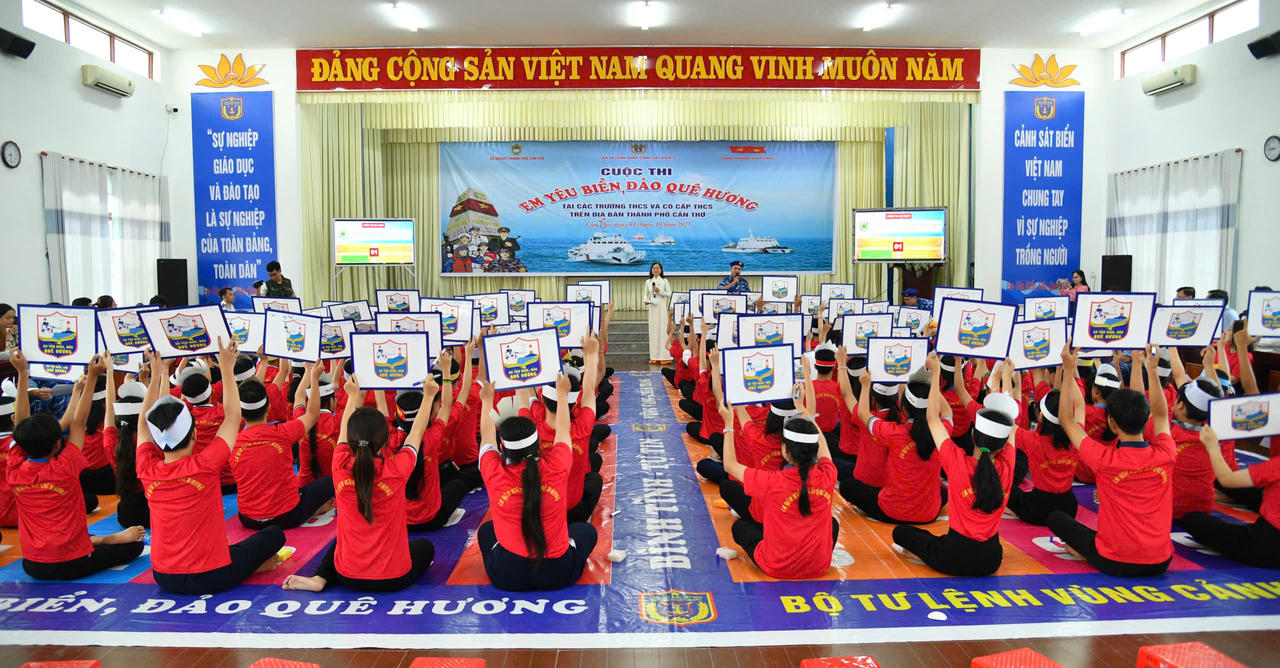 Sôi nổi cuộc thi “Em yêu biển, đảo quê hương” tại
Hội trường UBND xã Vĩnh Châu, thành phố Cần Thơ. Ảnh: Đức Thái