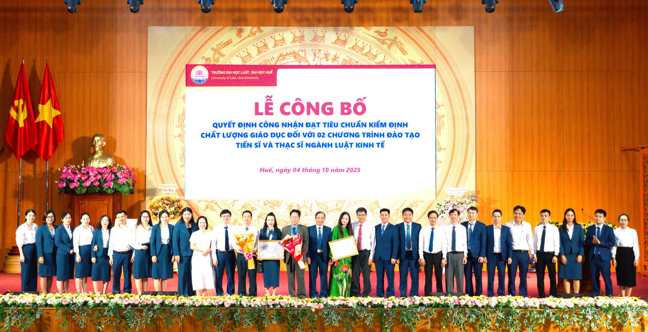 Lãnh đạo cùng cán bộ, nhân viên trường chụp ảnh lưu niệm.