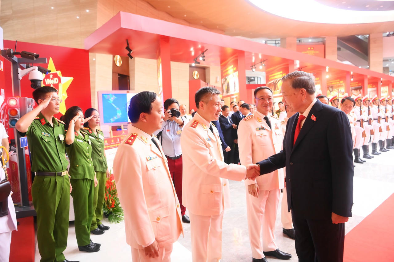 Các đồng chí lãnh đạo Bộ Công an chào đón Tổng Bí thư Tô Lâm đến dự Đại hội.