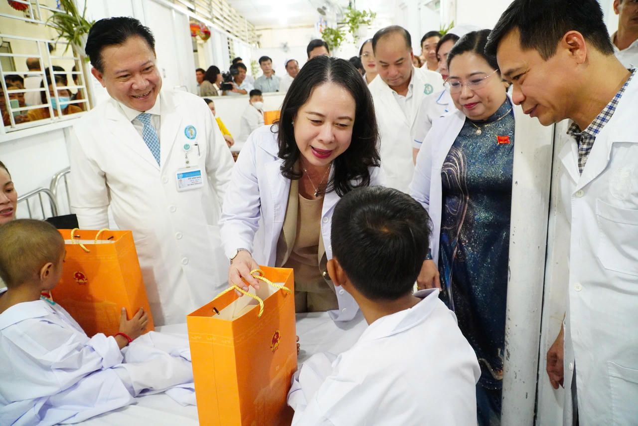 Phó Chủ tịch nước Võ Thị Ánh Xuân tặng quà cho các bệnh nhi