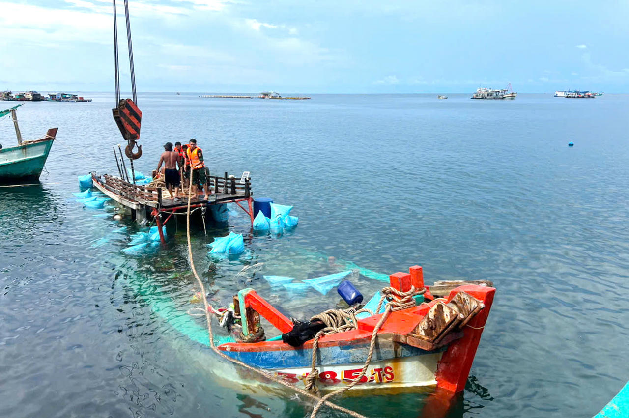 Tàu cá BT 93185 TS gặp nạn trên biển được cán bộ, chiến sĩ Đồn Biên phòng Hòn Chuối phối hợp ngư dân lai dắt vào bờ an toàn.