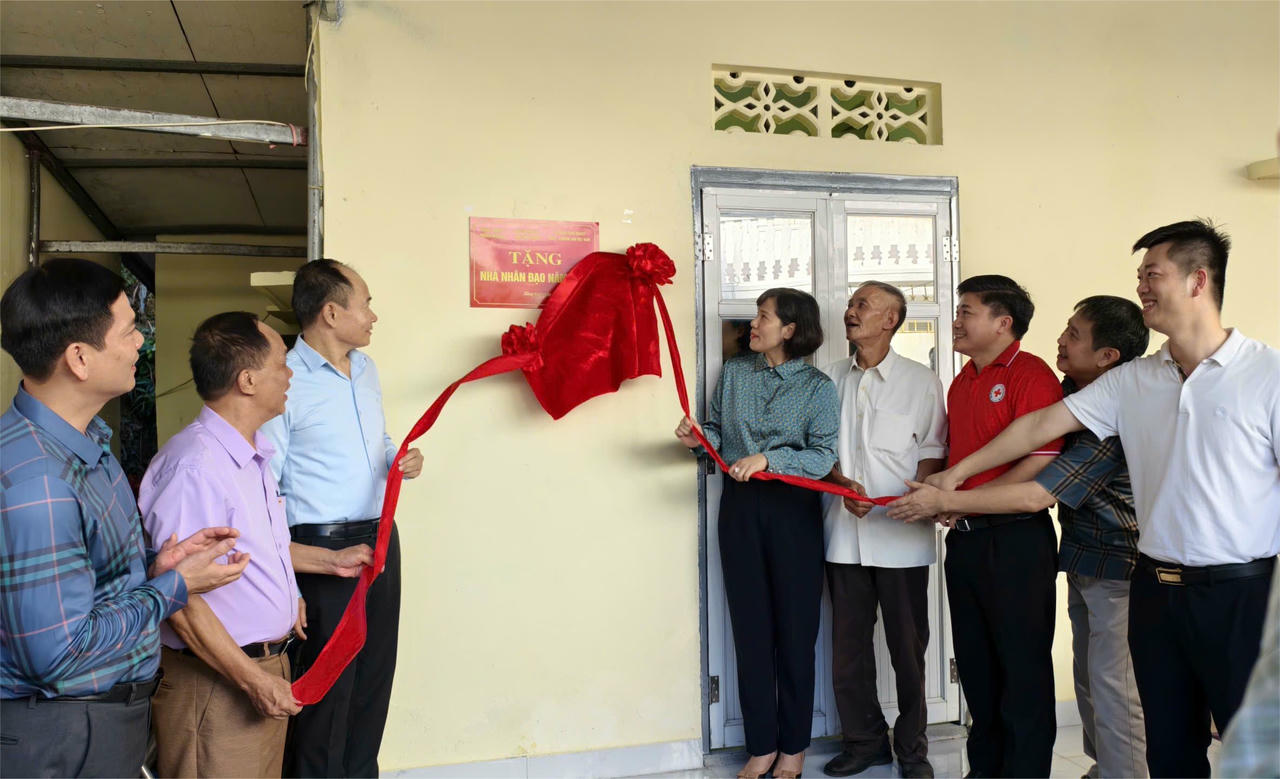 Lễ bàn giao "Nhà nhân đạo" tại phường Hồng Gai (Quảng Ninh)