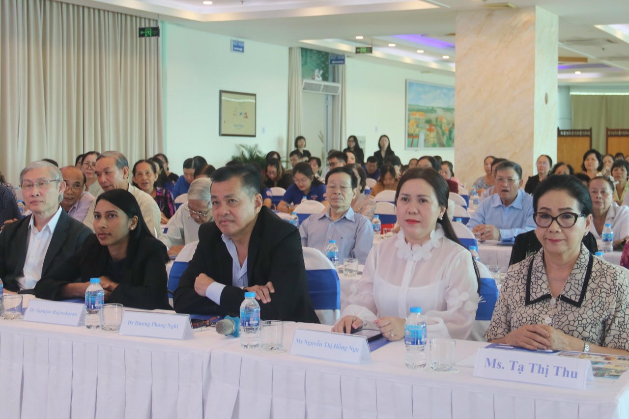 Hội thảo có sự tham gia của nhiều lãnh đạo, bác sĩ, chuyên gia.