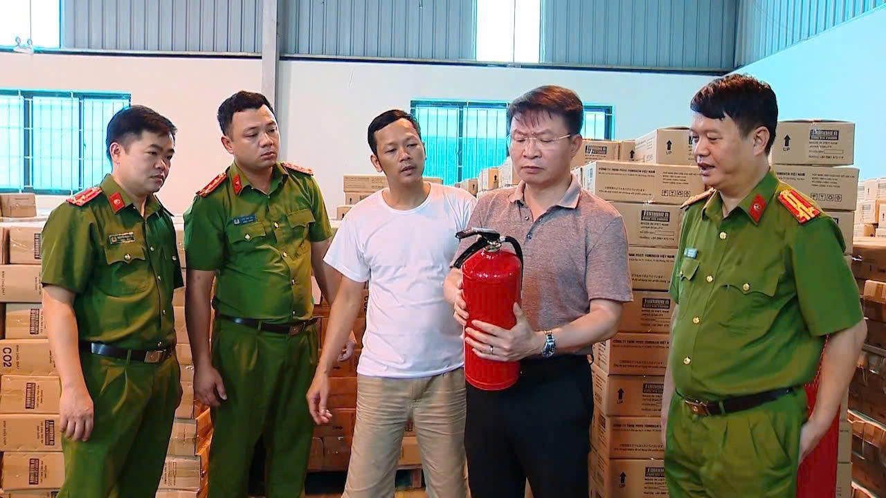 Giám đốc Công an tỉnh Phú Thọ, Nguyễn Minh Tuấn trực tiếp kiểm tra kho hàng Công ty TNHH PCCC TOMOKEN Việt Nam