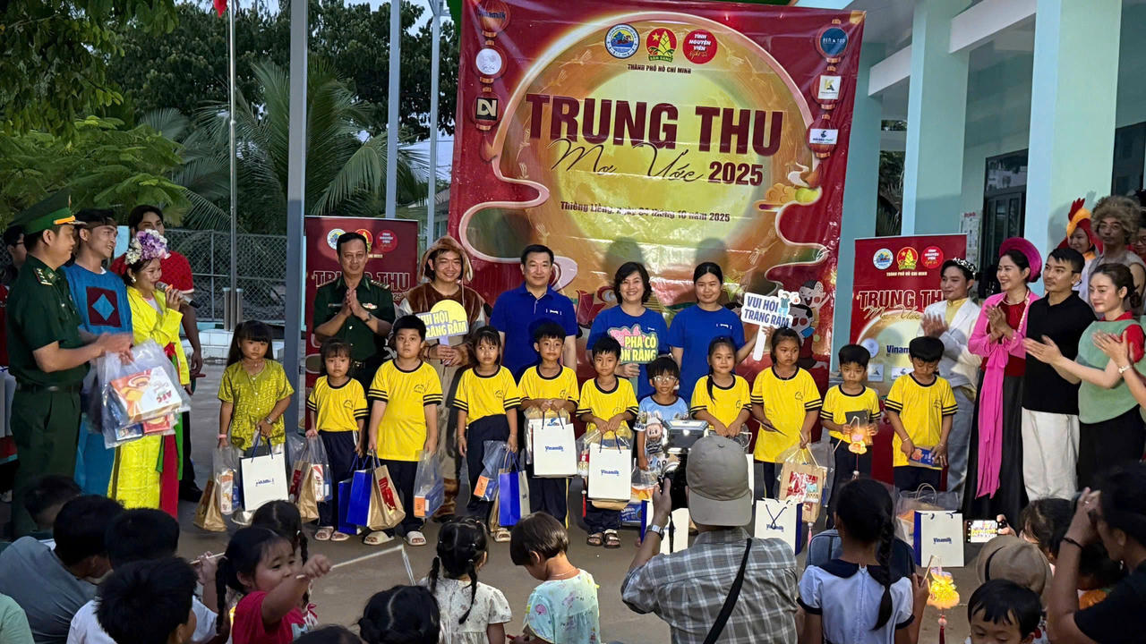 Đại tá Trương Minh Tuấn, Phó Chỉ huy trưởng BĐBP TP Hồ Chí Minh và các nhà tài trợ tặng quà trung thu cho các cháu học sinh tại Trường Tiểu học Thạnh An xã Thạnh An, TP Hồ Chí Minh.