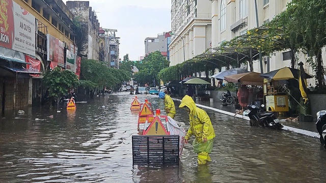 Công nhân thoát nước Hà Nội trực chiến 24/24, sẵn sàng cho “kịch bản xấu nhất” của bão số 11