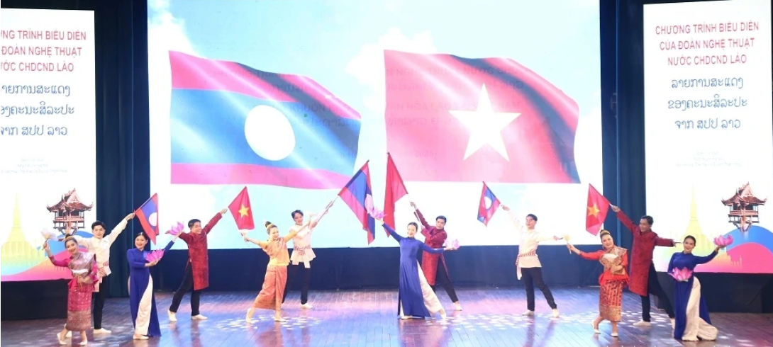 Biểu diễn nghệ thuật, củng cố tình hữu nghị vĩ đại giữa hai nước Việt - Lào