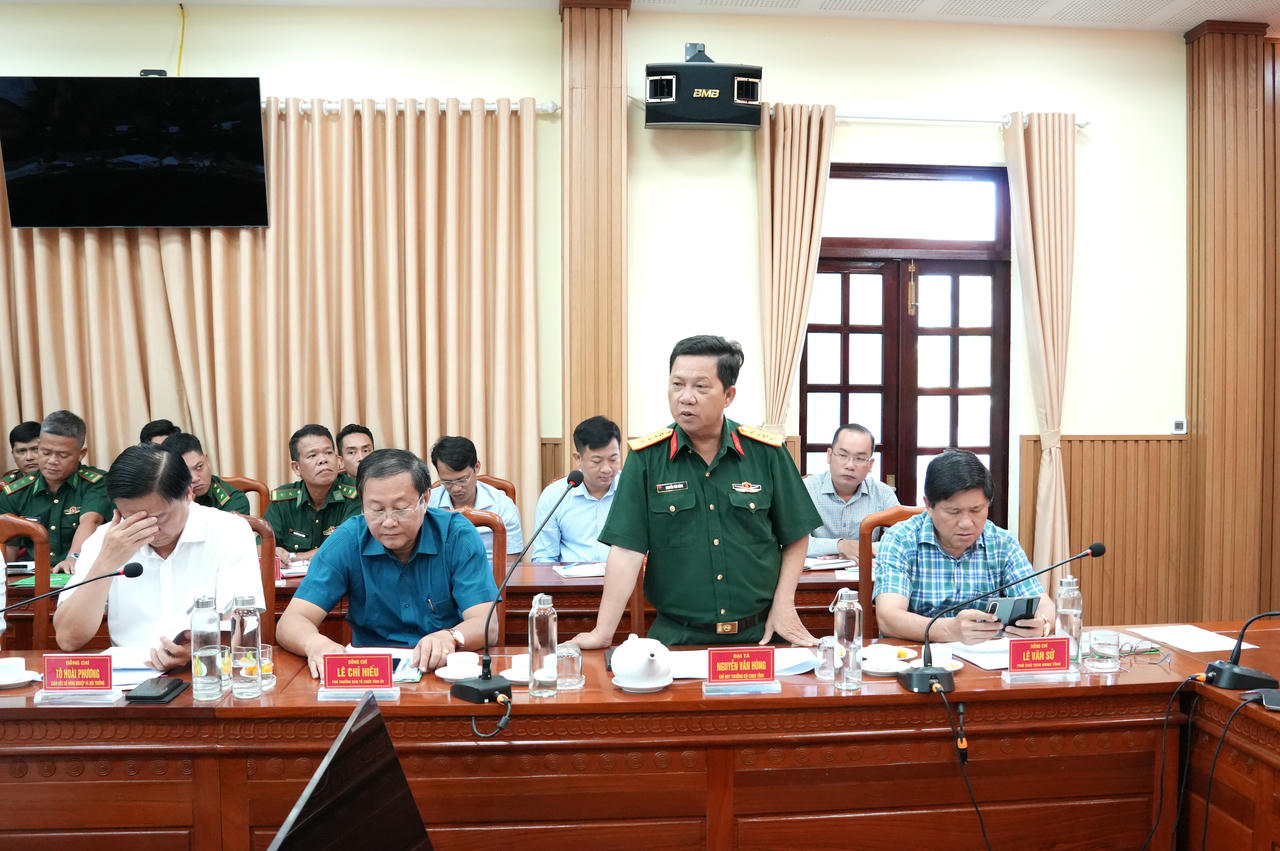 Đại tá Nguyễn Văn Hùng - Chỉ huy trưởng Bộ Chỉ huy Quân sự tỉnh phát biểu tại buổi làm việc.