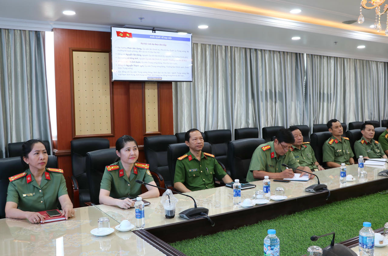 Các
đại biểu tham dự tại điểm cầu Công an tỉnh. Ảnh: Tiến Dũng